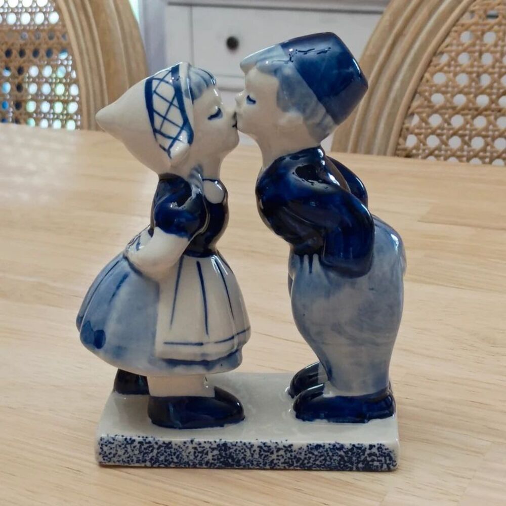 Delfts Blue Hand Painted Dutch Boy & Girl Kissing Figurine Shelf Decor